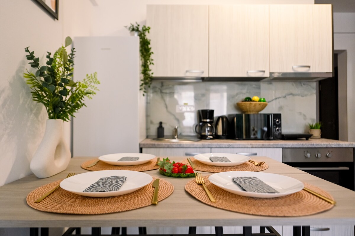 Timeless Elegance: Studio in the Heart of Old Town - Dining area