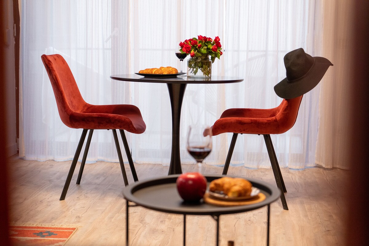 Standout Sienna Studio | Old Town | New Building - Dining area
