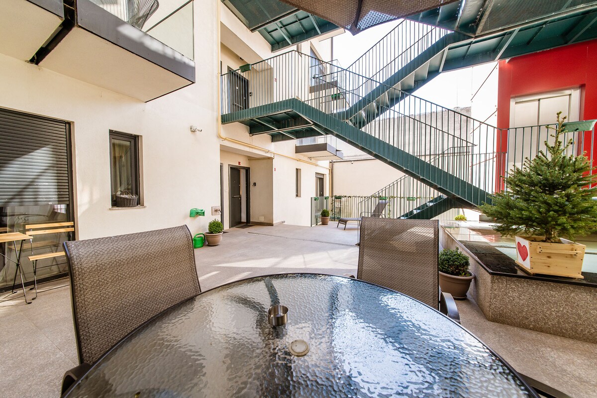 Standout Sienna Studio | Old Town | New Building - Patio