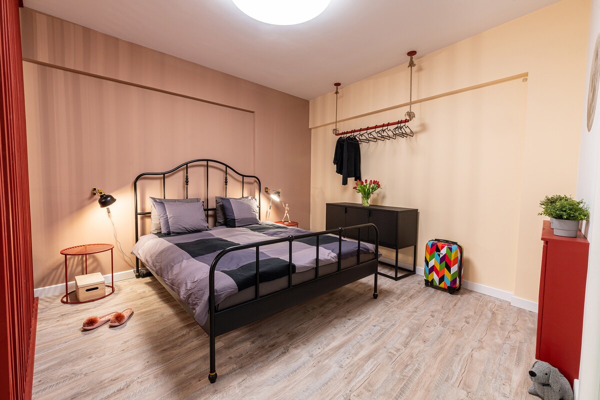 Standout Sienna Studio | Old Town | New Building - Bedroom