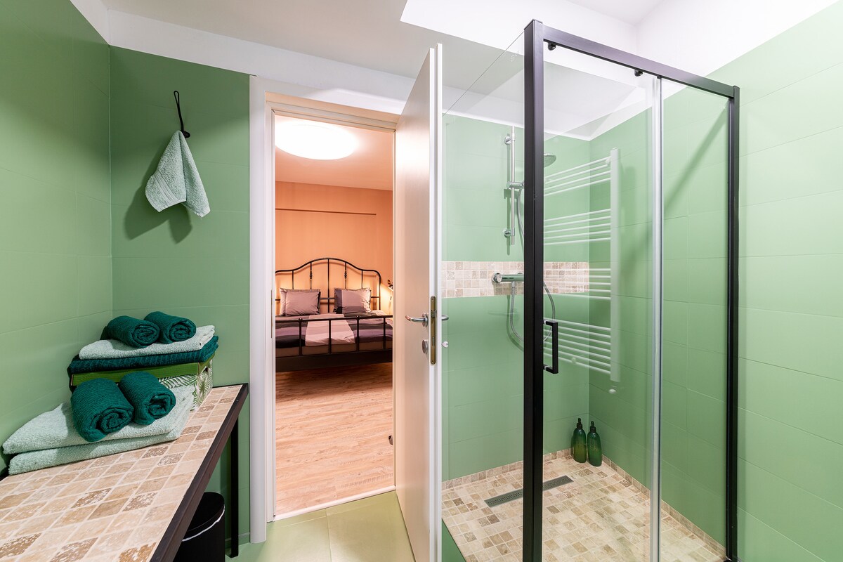 Standout Sienna Studio | Old Town | New Building - Full bathroom
